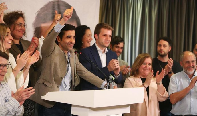 El candidato del PP a la Alcaldía de Ferrol, José Manuel Rey Varela (i), saluda tras el seguimiento de la jornada electoral en el Hotel Almirante, a 28 de mayo de 2023, en Ferrol, A Coruña, Galicia (España). Hoy, 28M, se celebran elecciones municipales 