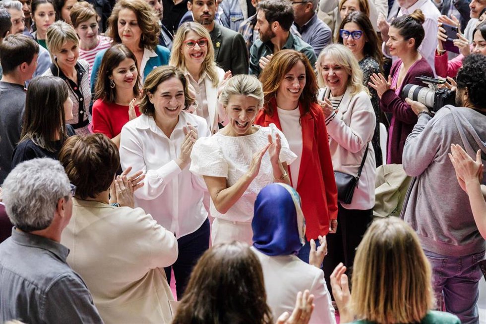 Archivo - La vicepresidenta segunda y ministra de Trabajo y Economía Social, Yolanda Díaz, aplaude a su llegada al acto 'Hoy empieza todo' de la plataforma Sumar, en el polideportivo Antonio Magariños, a 2 de abril de 2023, en Madrid, (España).