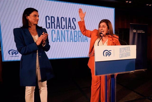 La candidata del PP a la Alcaldía de Santander, Gema Igual (i), y la candidata del PP a la Presidencia de Cantabria, María José Sáenz de Buruaga (d), celebran su victoria.