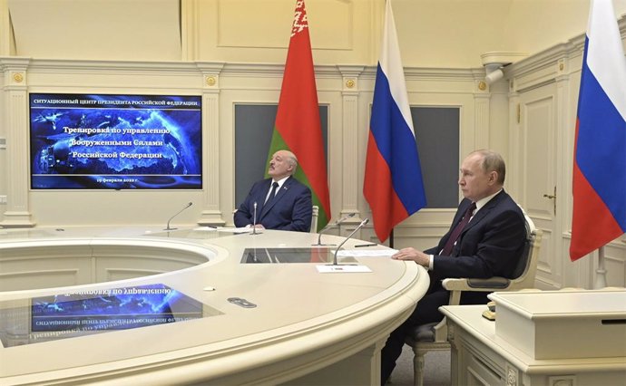 Archivo - El presidente ruso, Vladimir Putin, y su homólogo bielorruso, Alexander Lukashenko, en Moscú