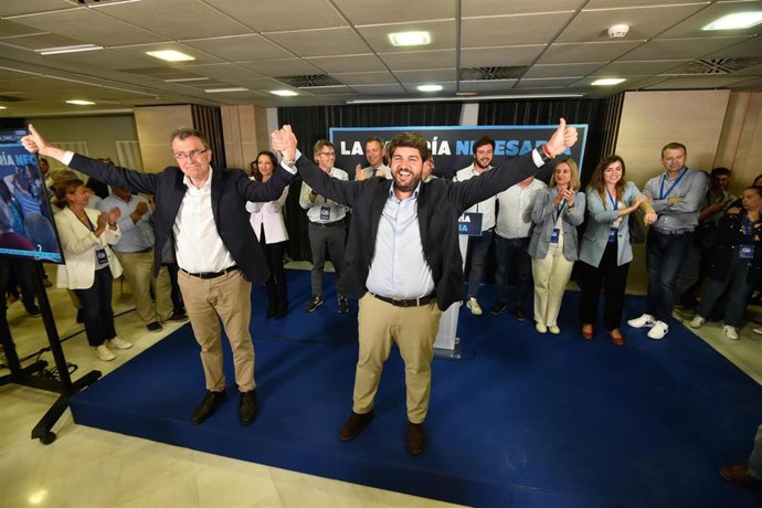 El presidente del PP de la Región de Murcia y candidato a la Presidencia de la Comunidad Autónoma, Fernando López Miras (d), y el candidato del Partido Popular a la Alcaldía de Murcia, José Ballesta (i), durante el seguimiento de la jornada electoral 