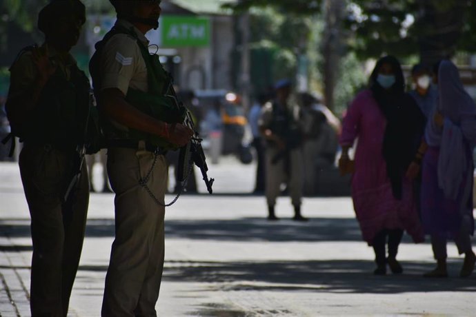 Tropas paramilitares indias montan guardia