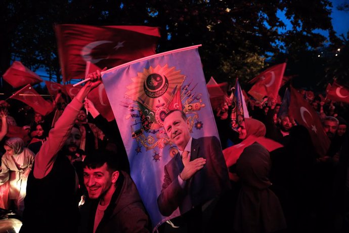Votants d'Erdogan celebren la seva victòria als carrers d'Istanbul