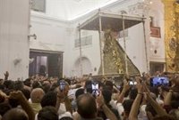 La Virgen del Rocío procesiona por la aldea almonteña tras el tradicional salto a la reja a las 02.55 horas