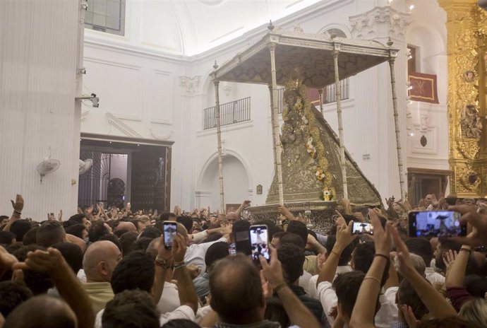 La Virgen del Rocío procesiona por la aldea tras el tradicional salto a la reja