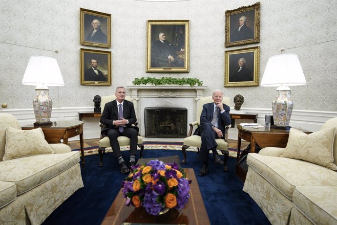 El presidente de Estados Unidos, Joe Biden, con el líder republicano de la Cámara de Representantes, Kevin McCarthy
