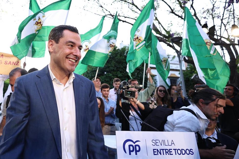 El presidente del PP-A y de la Junta de Andalucía, Juanma Moreno, durante el acto de cierre de campaña a las elecciones municipales que se celebra en la Plaza de San Gonzalo de Triana. A 26 de mayo del 2023 en Sevilla (Andalucía, España). El acto se cel