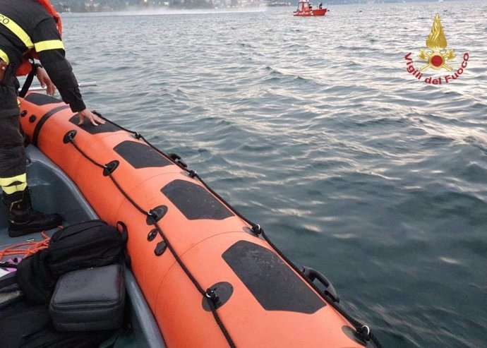 Servicios de búsqueda y rescate italianos tras el vuelco de una embarcación en Lombardía