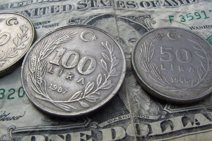 Archivo - FILED - 17 August 2018, Kaufbeuren: Turkish lira coins are placed on a one US dollar note. Photo: Karl-Josef Hildenbrand/Deutsche Presse-Agentur GmbH/dpa