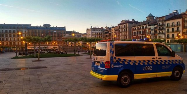 Archivo - Vehículo de la Policía Municipal de Pamplona.