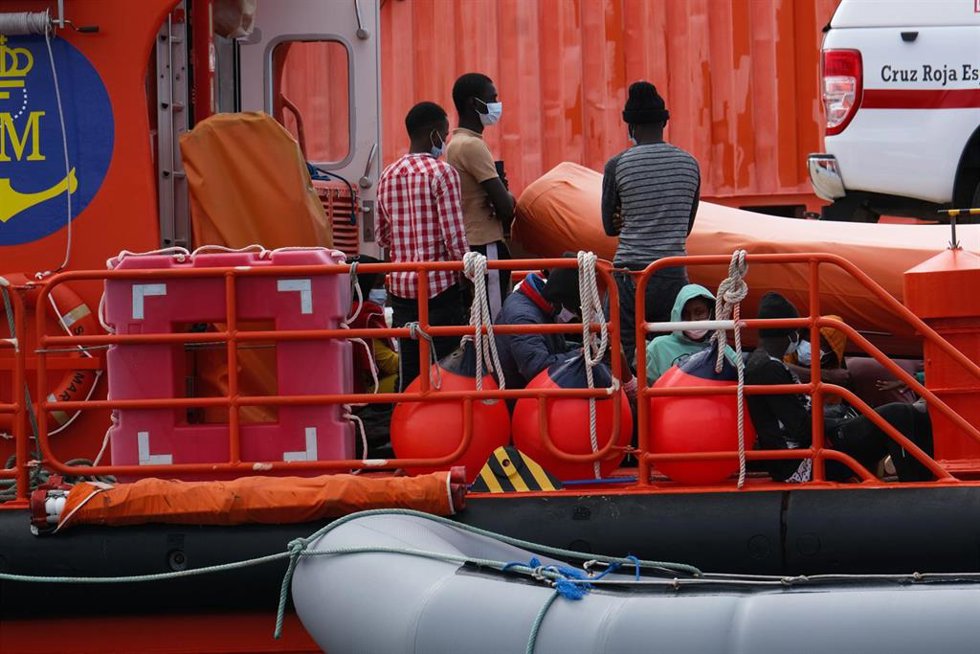 Archivo - Varias personas a su llegada en un barco tras ser rescatadas de una patera al sur de Fuerventura, a 6 de abril de 2021, en el puerto del Gran Tarajal, Fuerteventura, Canarias, (España). La salvamar Nizar ha rescatado en la mañana de este marte
