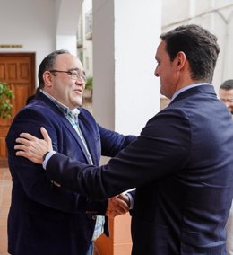 Archivo - El alcalde de Alcolea (Almería), Antonio Ocaña, junto al presidente del PP de Almería, Javier Aureliano García.