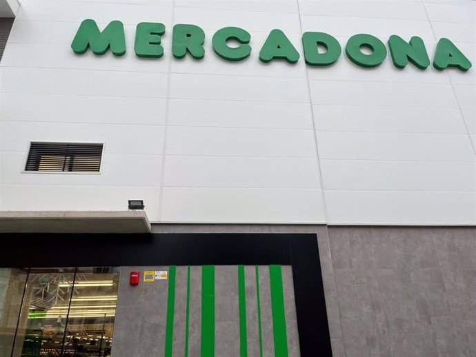 Archivo - Fachada de un nuevo supermercado de Mercadona.