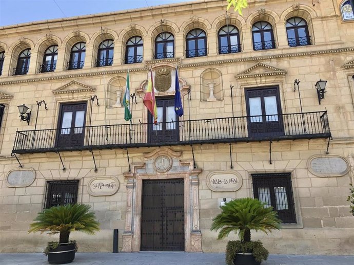 Archivo - Fachada del Ayuntamiento de Alcalá la Real donde el PP ha conseguido mayoría absoluta