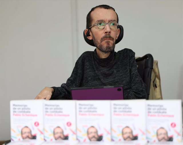 El portavoz de Podemos en el Congreso de los Diputados, Pablo Echenique, durante la firma de libros en la Feria del Libro de Madrid 2023, en el Parque del Retiro, a 28 de mayo de 2023. En Madrid (España).