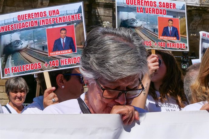 Archivo - Una mujer se emociona durante la marcha por las calles de Santiago de Compostela con motivo del aniversario del accidente ferroviario.