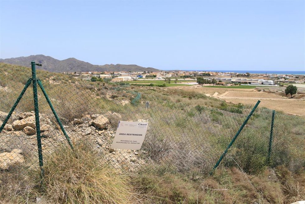 Valla perimetral que rodea el área bajo vigilancia radiológica de Palomares por el accidente nuclear en Cuevas del Almanzora (Almería)
