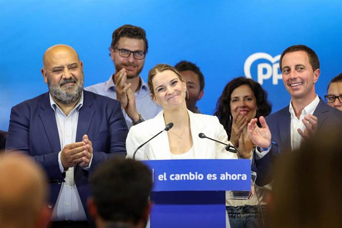 La presidenta del PP balear y candidata a la presidencia del Govern, Marga Prohens junto con otros candidatos celebran la victoria.