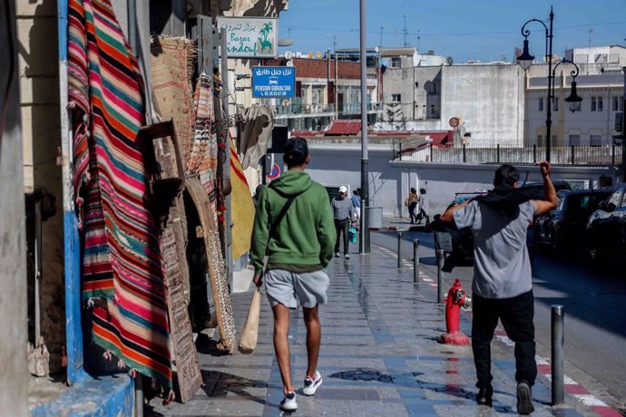 Archivo - Varias personas caminan por una calle con tiendas, a 1 de octubre de 2022, en Tánger, región de Tánger-Tetuán-Alhucemas, (Marruecos). Tánger es una ciudad costera del norte de Marruecos, capital de la región Tánger-Tetuán-Alhucemas. Está ubica