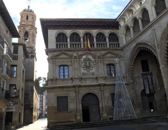 Archivo - Ayuntamiento de Alcañiz con árbol de Navidad en una vista frontal