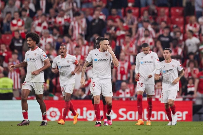 Archivo - El jugador del Sevilla Lucas Ocampos celebra un gol contra el Athletic Club en San Mamés.