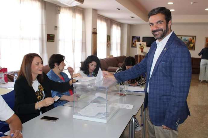 Joaquín Camacho ejerce su derecho al voto este pasado domingo en Loja