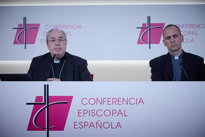 Archivo - El secretario general de la Conferencia Episcopal Española (CEE), Francisco César García Magán y el director de medios de la CEE, José Gabriel Vera.