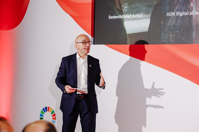 Archivo - El consejero delegado de la operadora Iryo, Simone Gorini, interviene durante la presentación de la compañía, en la estación de Atocha, a 15 de septiembre de 2022, en Madrid (España). 