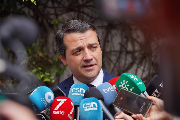 El alcalde de Córdoba en funciones, José María Bellido, despide al dramaturgo, novelista, poeta y ensayista Antonio Gala, fallecido este domingo a los 92 años de edad.