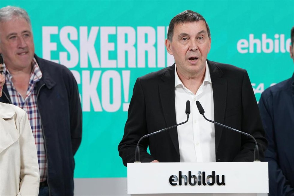 El coordinador general de EH Bildu, Arnaldo Otegi, junto al candidato navarro Joseba Asiron, en una comparecencia en la sede de la coalició soberanista en San Sebastián