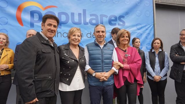 Archivo - Tras cuarenta años de alcalde, la continuidad de Manuel Robles (a la izquierda en la imagen) en el cargo queda en el aire ya su partido ha empatado a votos con Avanza Comares.