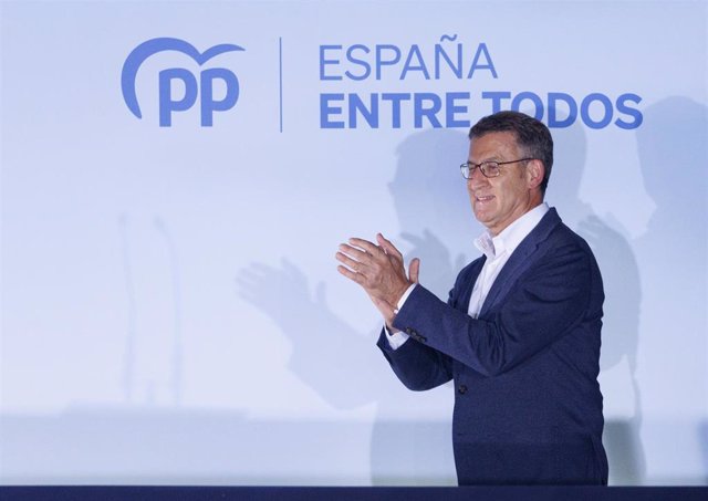 El líder del Partido Popular, Alberto Núñez Feijóo, celebra la victoria del partido en la sede nacional del PP, a 28 de mayo de 2023, en Madrid (España). Hoy, 28M, se celebran elecciones municipales en un total de 8.131 ayuntamientos y elecciones autonómi