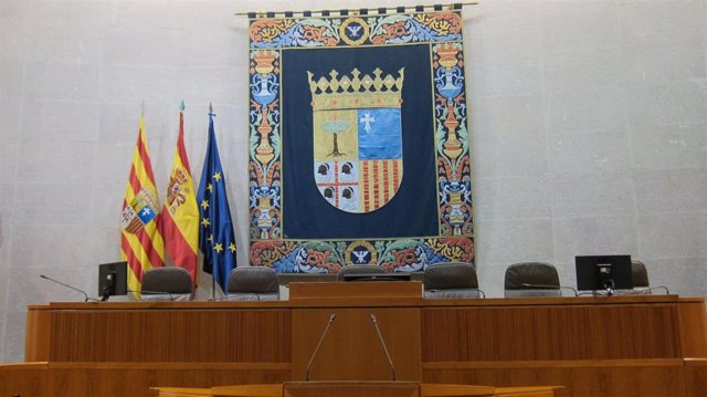 Archivo - Mesa de las Cortes de Aragón, en el hemiciclo.