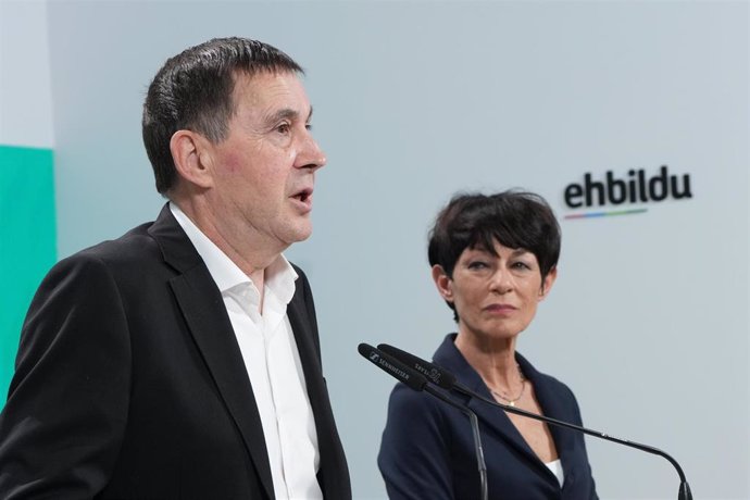 El coordinador general de EH Bildu, Arnaldo Otegi, comparece junto a la candidata a diputada general de Gipuzkoa por la coalición soberanista, Maialen Iriarte, en la sede de San Sebastián