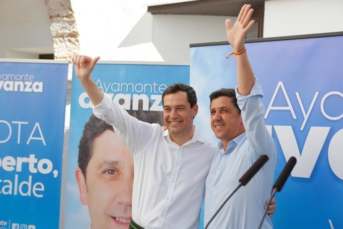 Archivo - El presidente del PP andaluz y de la Junta de Andalucía, Juanma Moreno, junto a Alberto Fernández, en una imagen de archivo.