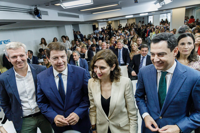 Alfonso Rueda; el presidente de la Junta de Castilla y León, Alfonso Fernández Mañueco; la presidenta de la Comunidad, Isabel Díaz Ayuso, y el presidente de la Junta de Andalucía, Juanma Moreno, a su llegada a la Junta Directiva del PP
