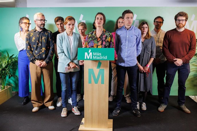 La candidata a la Alcaldía de Madrid, Rita Maestre (c); la candidata a la Presidencia de la Comunidad de Madrid, Mónica García (4i), y el líder de Más País, Iñigo Errejón (4d), comparecen tras el seguimiento de la jornada electoral en el Espacio Downtown