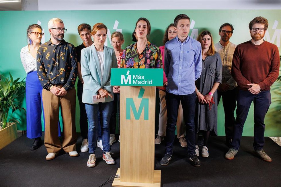 La candidata a la Alcaldía de Madrid, Rita Maestre (c); la candidata a la Presidencia de la Comunidad de Madrid, Mónica García (4i), y el líder de Más País, Iñigo Errejón (4d), comparecen tras el seguimiento de la jornada electoral en el Espacio Downtown