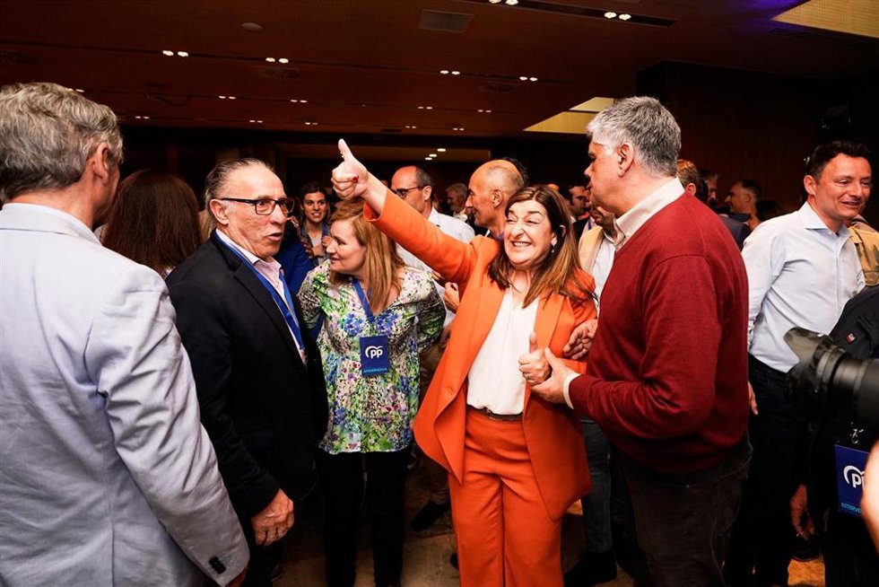 La candidata del PP a la Presidencia de Cantabria, María José Sáenz de Buruaga, celebra la victoria durante el seguimiento de la jornada electoral
