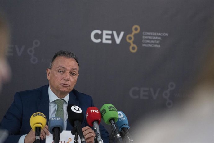 Archivo - El presidente de la Confederación Empresarial de la Comunitat Valenciana (CEV), Salvador Navarro, durante una rueda de prensa, a 7 de marzo de 2023, en Valencia, Comunidad Valenciana (España). 