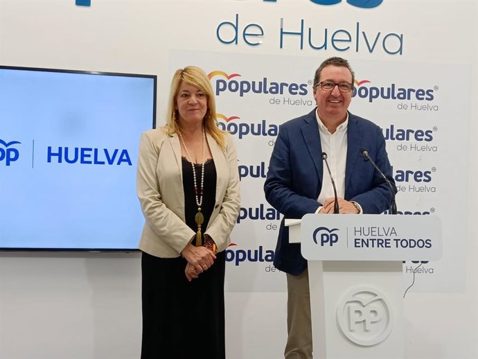 El presidente del PP de Huelva, Manuel Andrés Gonzalez, y la candidata del PP a la Alcaldía de Huelva, Pilar Miranda.