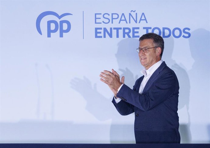 El líder del Partido Popular, Alberto Núñez Feijóo, celebra la victoria del partido en la sede nacional del PP, a 28 de mayo de 2023, en Madrid (España). Hoy, 28M, se celebran elecciones municipales en un total de 8.131 ayuntamientos y elecciones autonó