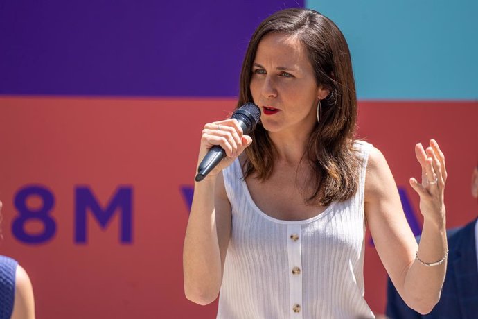 La secretaria general de Podemos y ministra de Derechos Sociales y Agenda 2030, Ione Belarra, interviene en el acto en apoyo de la candidata a la alcaldía de Sevilla Susana Hornillo, a 18 de mayo de 2023, en Sevilla, (Andalucía, España). La secretaria g