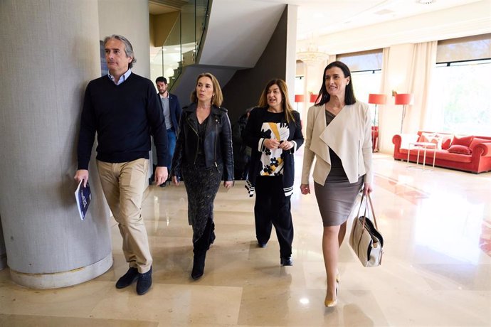 Archivo - (I-D) El exalcalde de Santander Iñigo de la Serna; la secretaria general del PP, Cuca Gamarra; la presidenta del PP en Cantabria, María José Sáenz de Buruaga y la alcaldesa de Santander, Gema Igual, en una foto de archivo