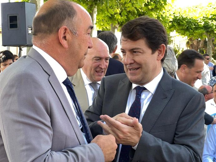 Archivo - El presidente de la Diputación de Segovia, Miguel Ángel de Vicente, con Fernández Mañueco.