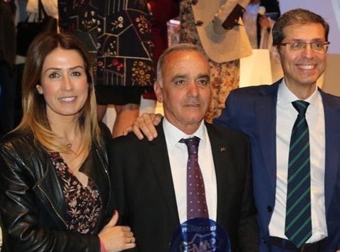 A pesar de que Cristóbal Torreblanca (en el centro de la imagen) no se ha presentado a la reelección tras 40 años como alcalde de Almogía, su partido, el PSOE, ha vuelto a conseguir mayoría en el Ayuntamiento de la localidad.