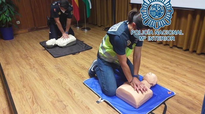 Varios agentes realizan primeros auxilios.