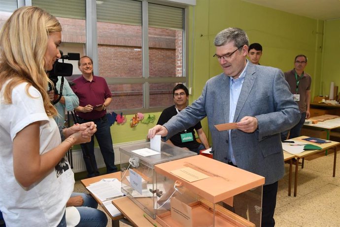 El alcalde de Bilbao y candidato a la reelección, Juan Mari Aburto, vota el 28 de mayo