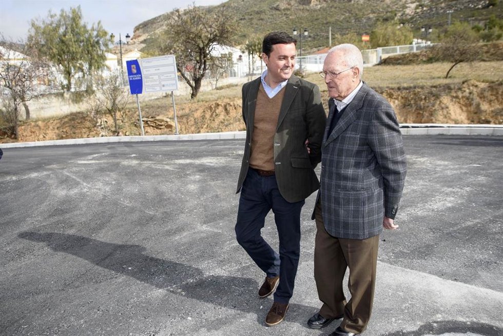 Archivo - El presidente del PP de Almería, Javier Aureliano García, junto al alcalde y candidato del PP de Chercos, José Antonio Torres. 