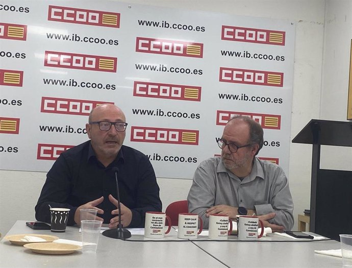 Archivo - El secretario general de CCOO Baleares, José Luis García, y el secretario de Comunicación de CCOO Baleares, Xisco Mellado, en la rueda de prensa para hacer balance de 2022 y marcar las propuestas de cara al nuevo año 2023.